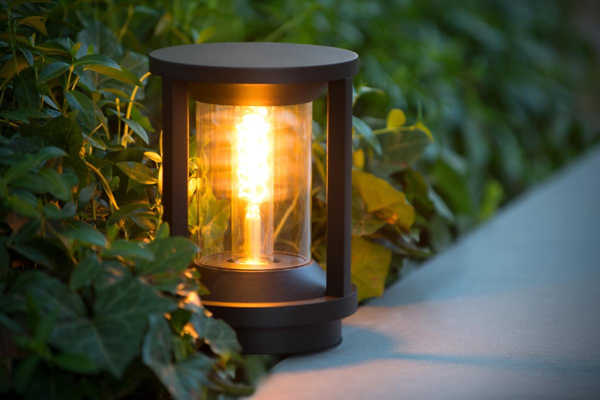 Cadix 22cm Svart Fra Lucide - Cadix tilhører IP65-kategorien, noe som betyr at den er støvtett og beskyttet mot vannstråler og regn, noe som gjør den til en pålitelig lampe for langvarig utendørsbruk.