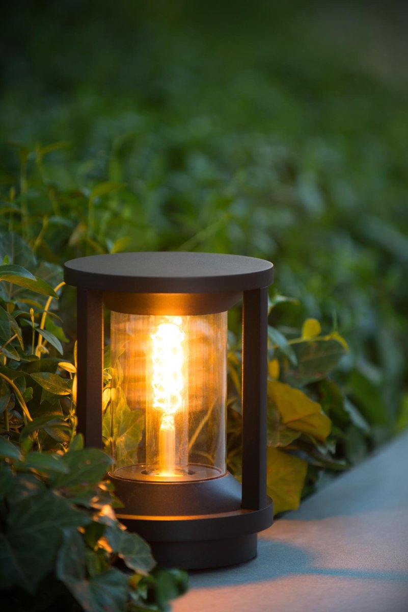Cadix 22cm Svart Fra Lucide - Cadix tilhører IP65-kategorien, noe som betyr at den er støvtett og beskyttet mot vannstråler og regn, noe som gjør den til en pålitelig lampe for langvarig utendørsbruk.