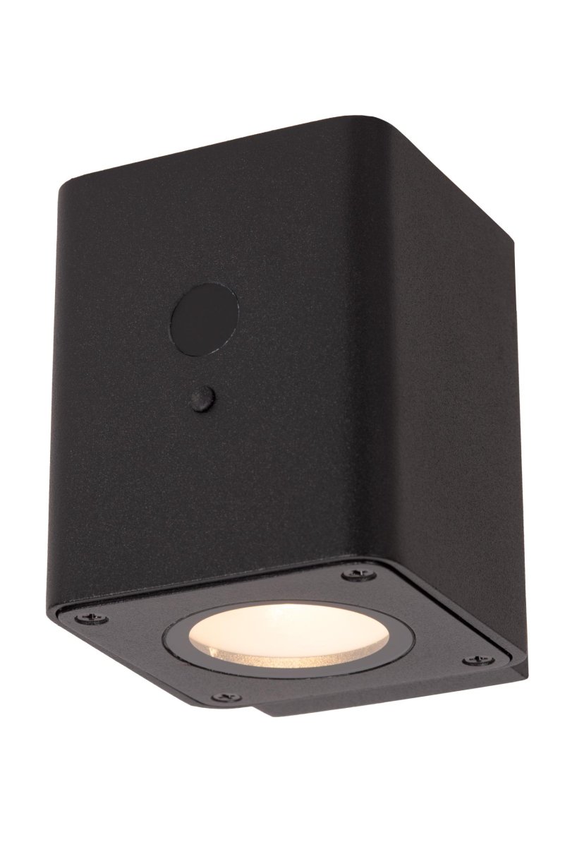 Zoom bilde av Ramin Svart solcellelampe Fra Lucide - og av automatisk med en dag/natt-sensor, og det integrerte solcelledrevne LED-lyset kan dimmes hvis det er koblet til en ekstern dimmer, noe som gjør utemiljøet ditt mer behagelig.