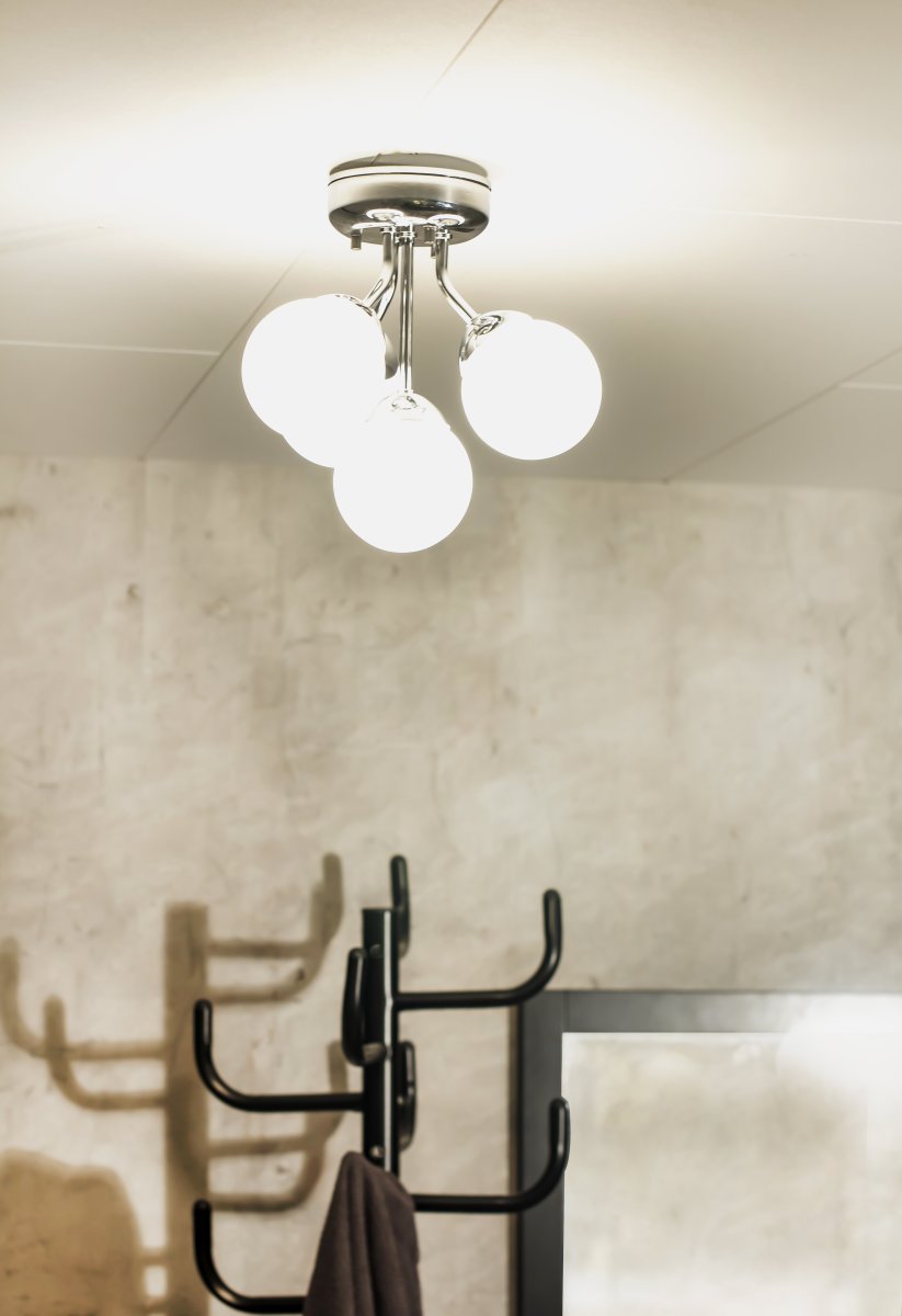 Nicosia Ø26 Krom baderomslampe Fra Aneta Lighting - Nicosia taklampe krom med opalhvite glober.