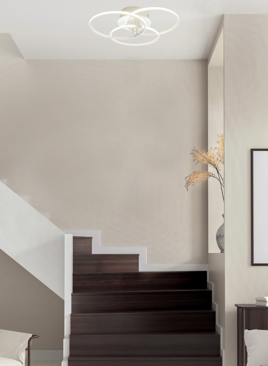 Ringo 45cm Hvit plafond Fra Aneta Lighting - RINGO-plafond av tre sammenflettede ringer av hvitlakkert metall.