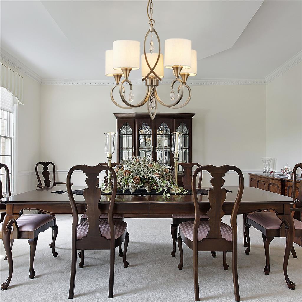 Alberto Ø52 Antikk messing Taklampe Fra Searchlight - Den klassiske metallrammen er kombinert med fem tekstilskjermer i en naturlig beige tone som skaper en myk og behagelig belysning.