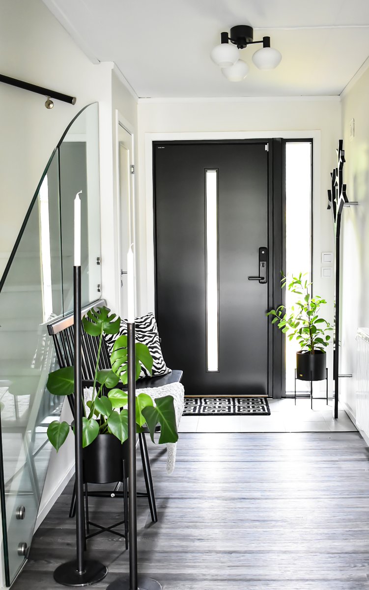 Bell Ø42 Svart plafond Fra Aneta Lighting - Tak i sortlakkert metall med 3 opalhvite glass p&aring;&aring; faste armer.