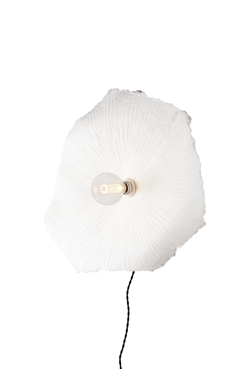 Tropez Ø60 Hvit vegglampe Fra Globen Lighting - Siden lampen er laget for hånd av et levende materiale, kan variasjoner i form og uttrykk forekomme, noe som gjør hver Tropez unik.