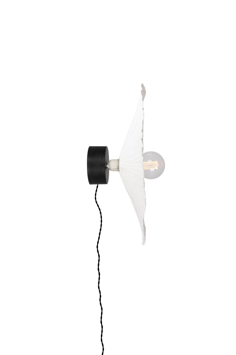 Tropez Ø60 Hvit vegglampe Fra Globen Lighting - Siden lampen er laget for hånd av et levende materiale, kan variasjoner i form og uttrykk forekomme, noe som gjør hver Tropez unik.