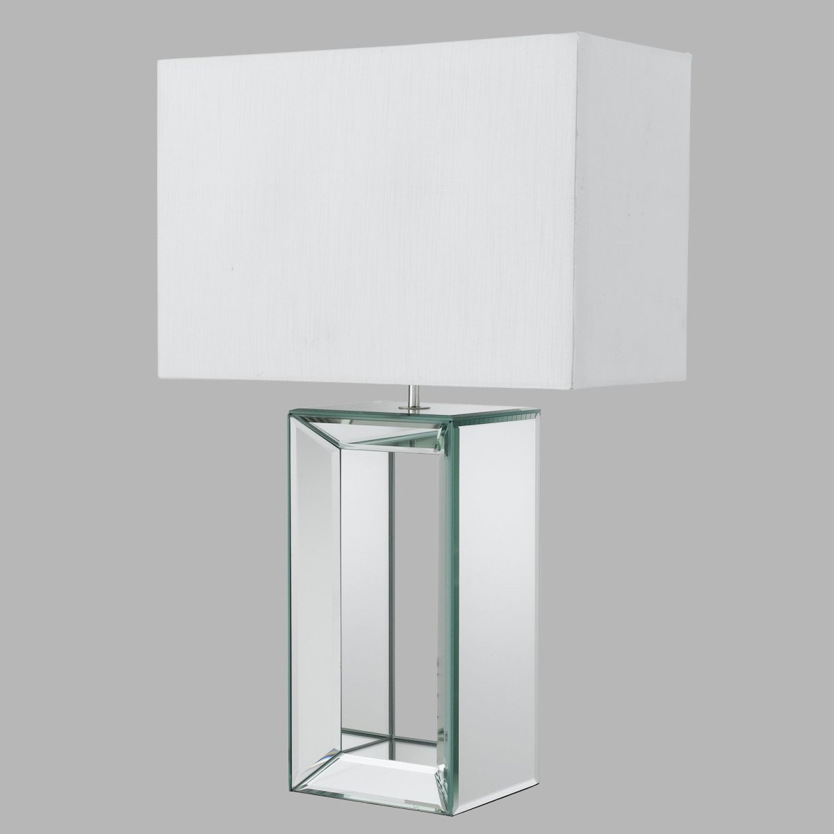 Mirror 58cm Hvit bordlampe Fra Searchlight - Denne høye bordlampen har en slående solid speilbase og er kombinert med en rektangulær hvit skjerm i falsk silke.
