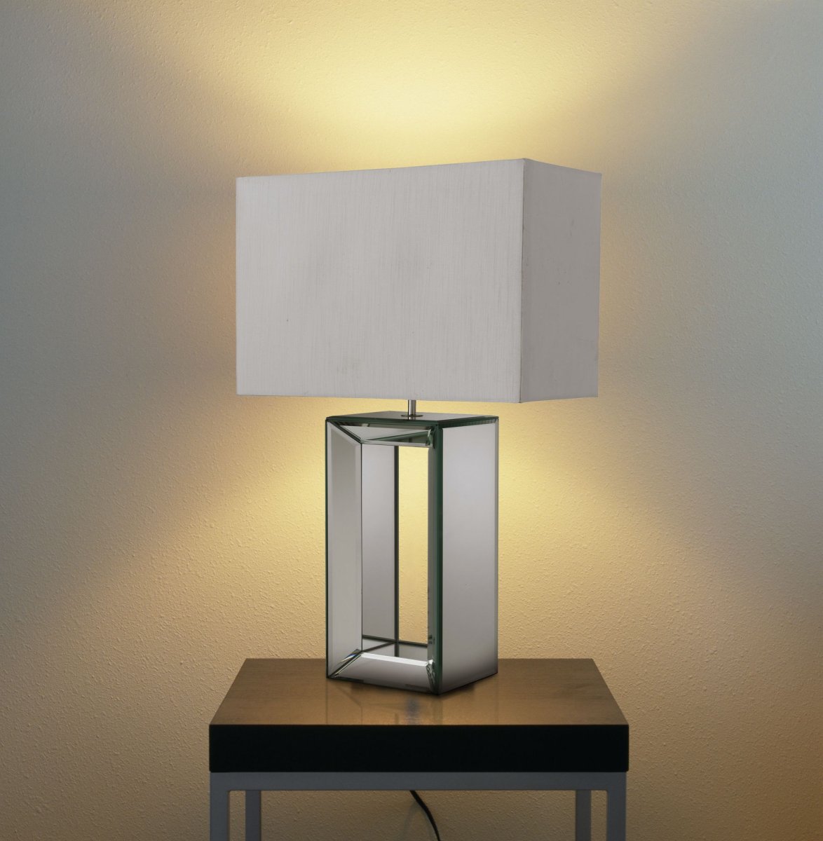 Mirror 58cm Hvit bordlampe Fra Searchlight - Denne høye bordlampen har en slående solid speilbase og er kombinert med en rektangulær hvit skjerm i falsk silke.