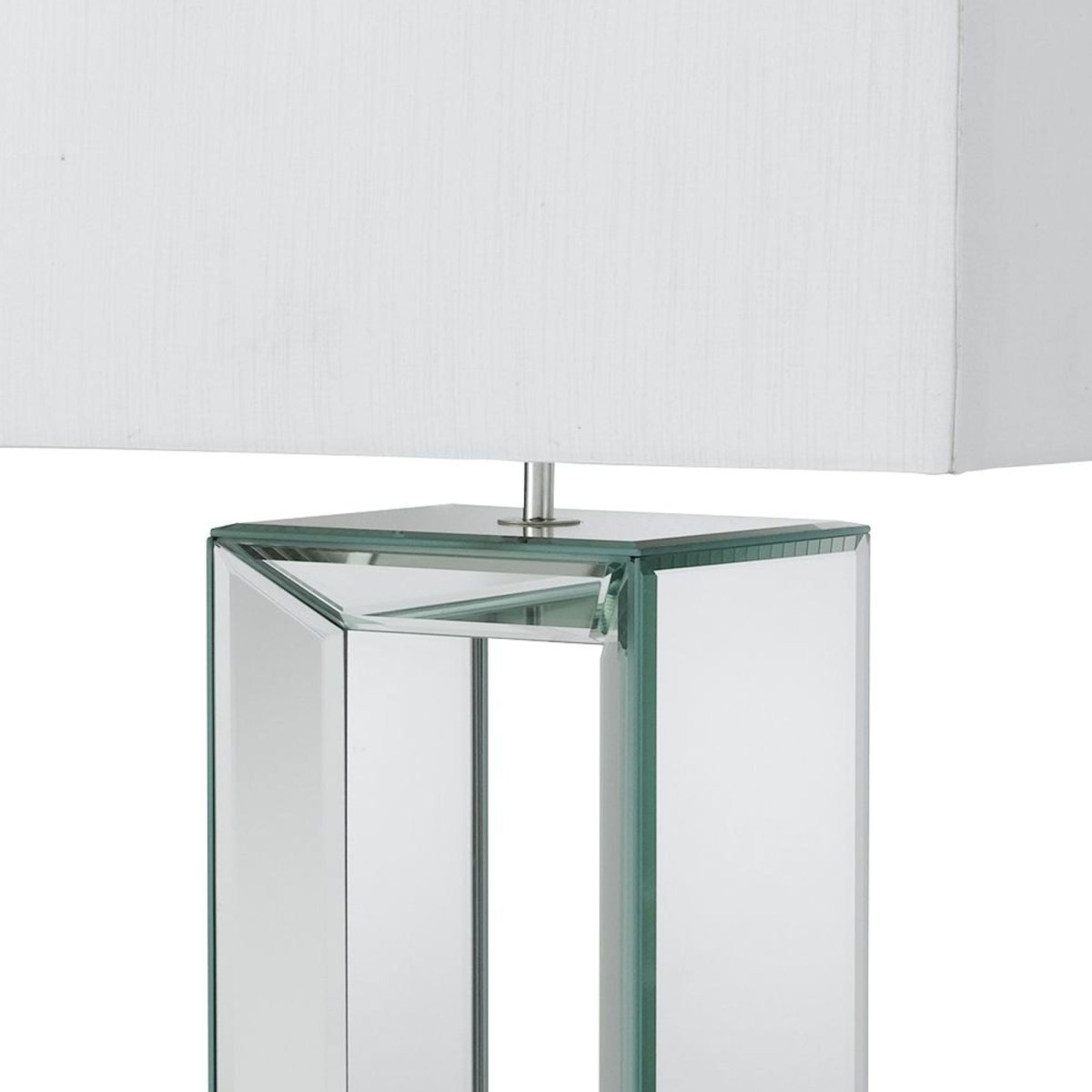 Mirror 58cm Hvit bordlampe Fra Searchlight - Denne høye bordlampen har en slående solid speilbase og er kombinert med en rektangulær hvit skjerm i falsk silke.
