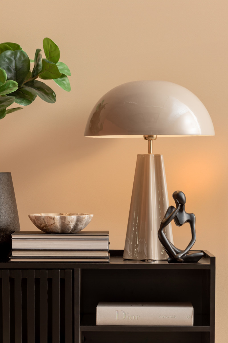 Amplio 55cm Greige bordlampe Fra Leitmotiv - Den er laget av metall med en blank grå finish og elegante messingdetaljer som gir et sofistikert uttrykk.