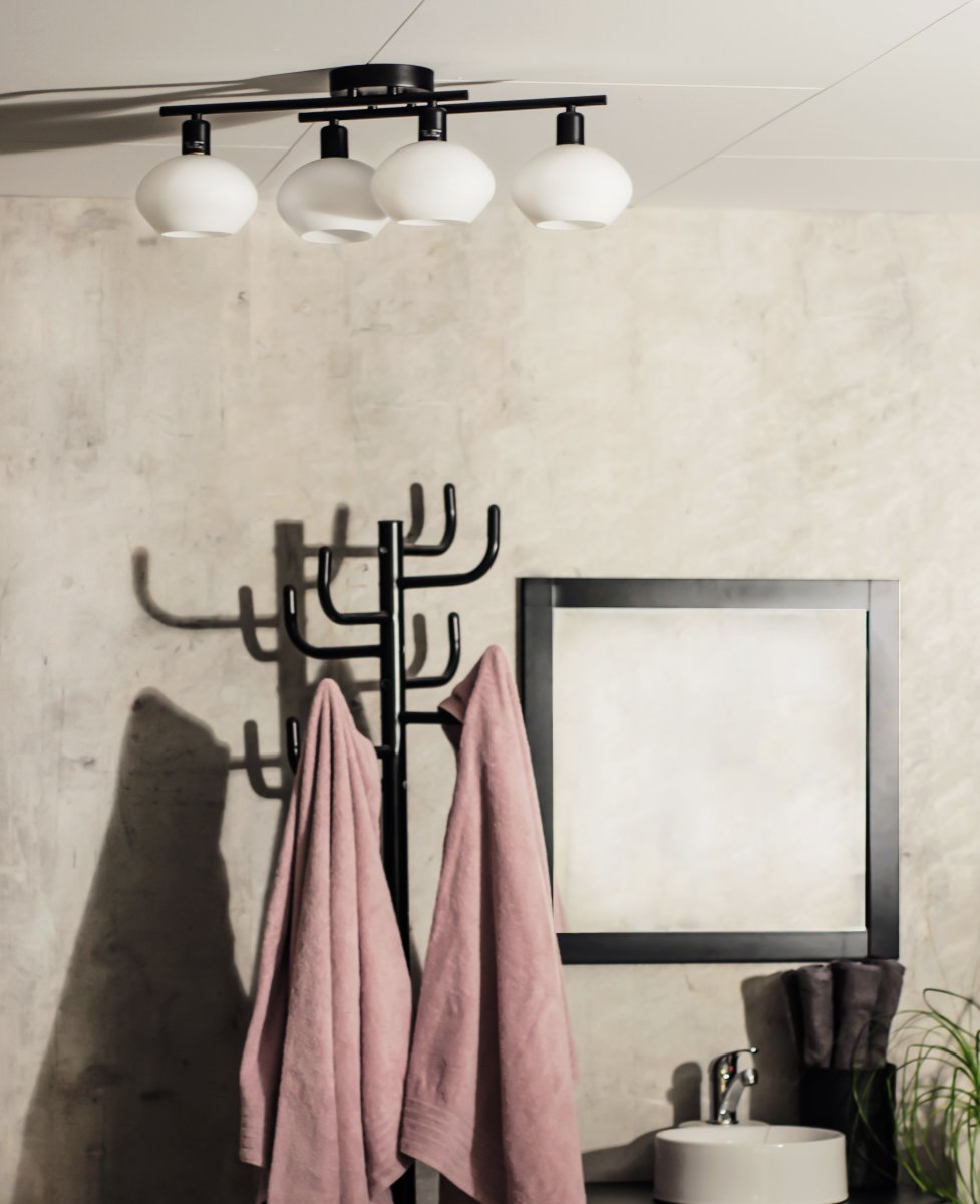 Elba 60cm Svart baderomslampe Fra Aneta Lighting - Denne plafonden er laget av sortlakkert metall og har et elegant design med fire opalhvite glasskupler som skaper et mykt og behagelig lys.