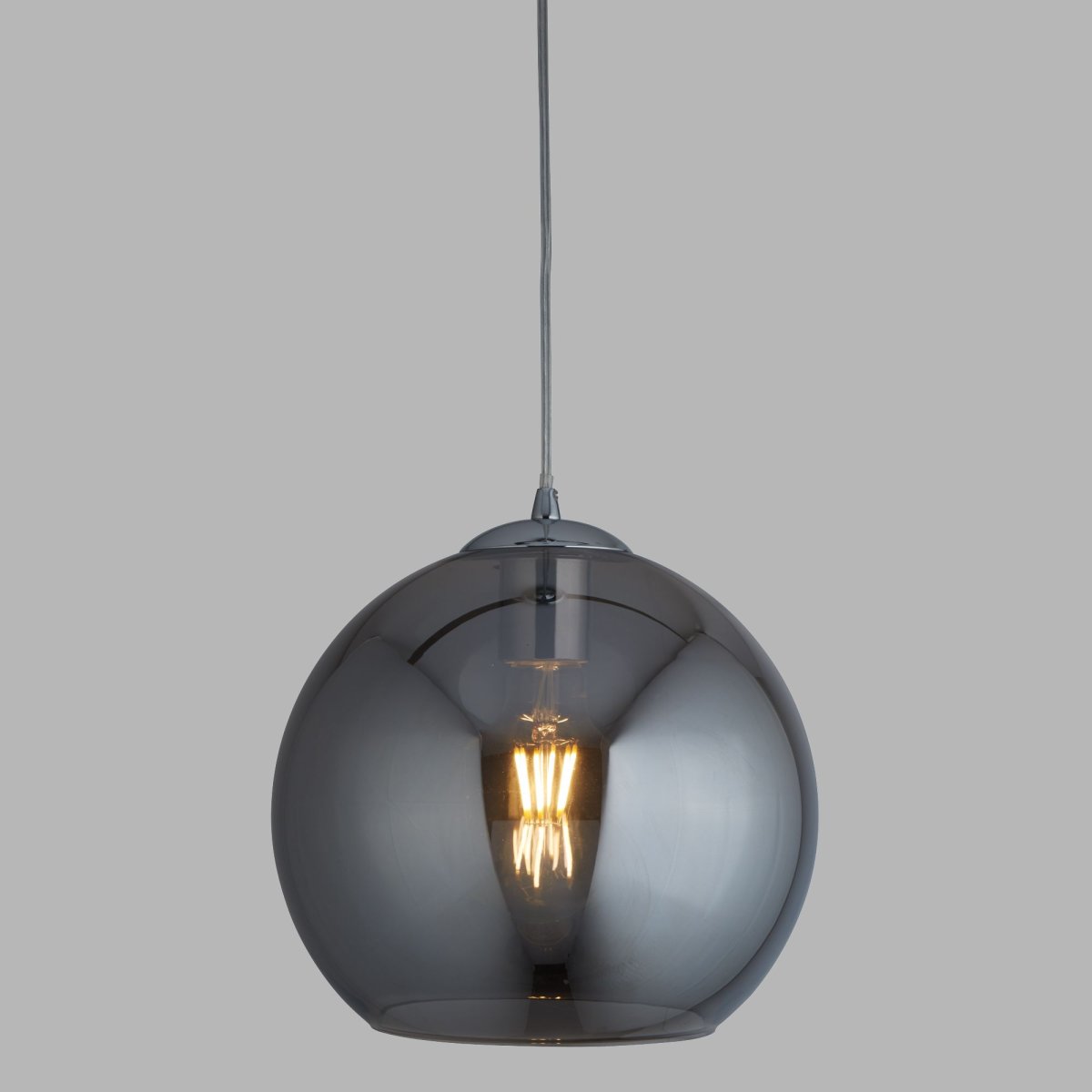 Balls Ø30 Røykfarget Taklampe Fra Searchlight - Oppgrader hjemmet ditt med en tidløs lampe som både lyser opp og løfter innredningen til neste nivå.