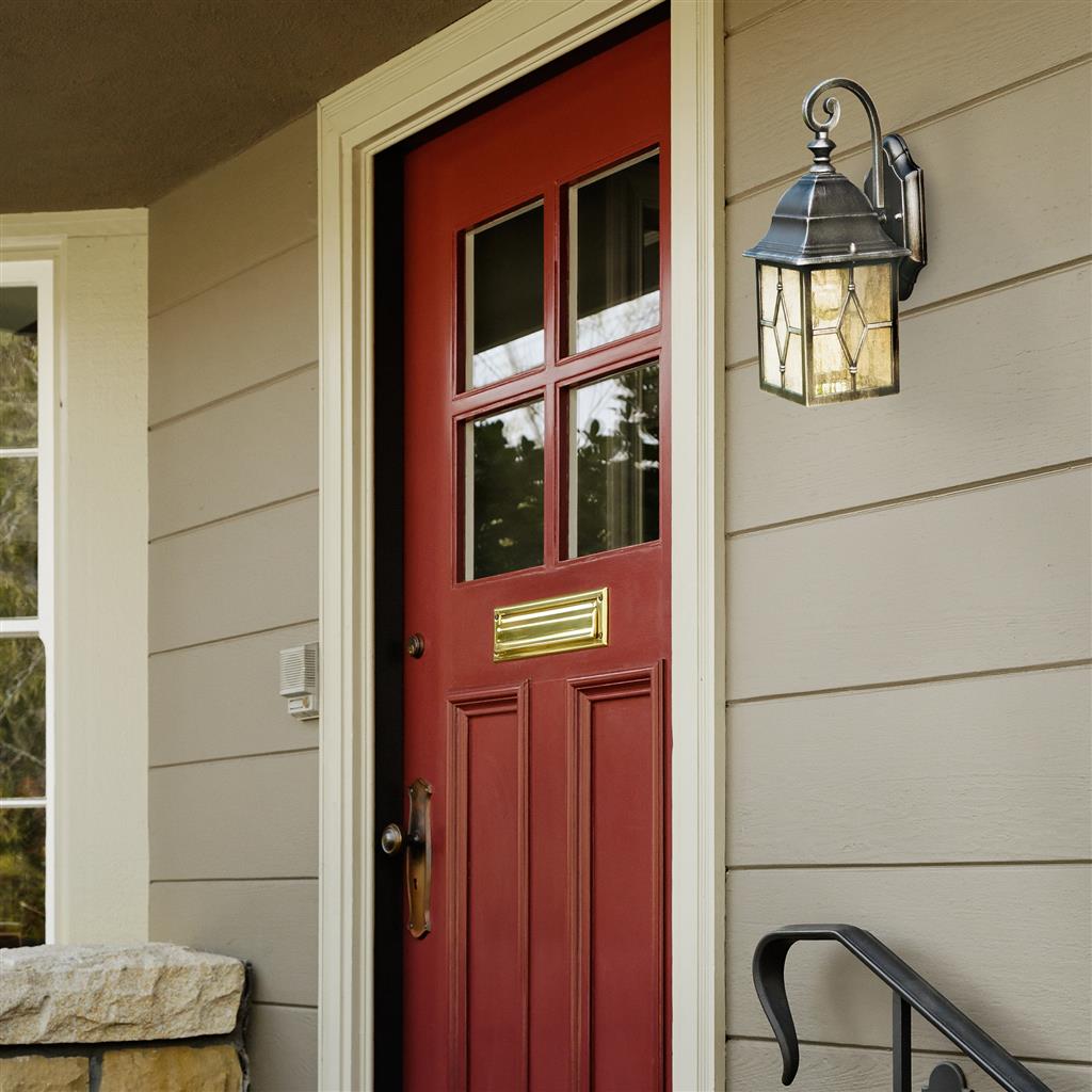 Genoa Sølv utendørslampe Fra Searchlight - Det klassiske designet i en lett værbitt svart/sølvfinish er innrammet av et vakkert blyglass som sprer en behagelig glød.