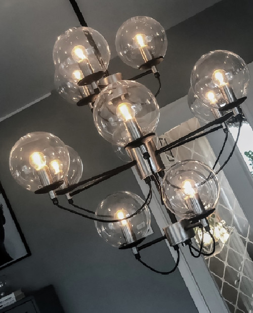 Perla 12 Ø78 Sort/stål Taklampe Fra Hallbergs - St&oslash;rrelsen p&aring; lampen er den samme, det er bare r&oslash;ret som har forskjellige lengder som du kan kj&oslash;pe og endre selv under montering.