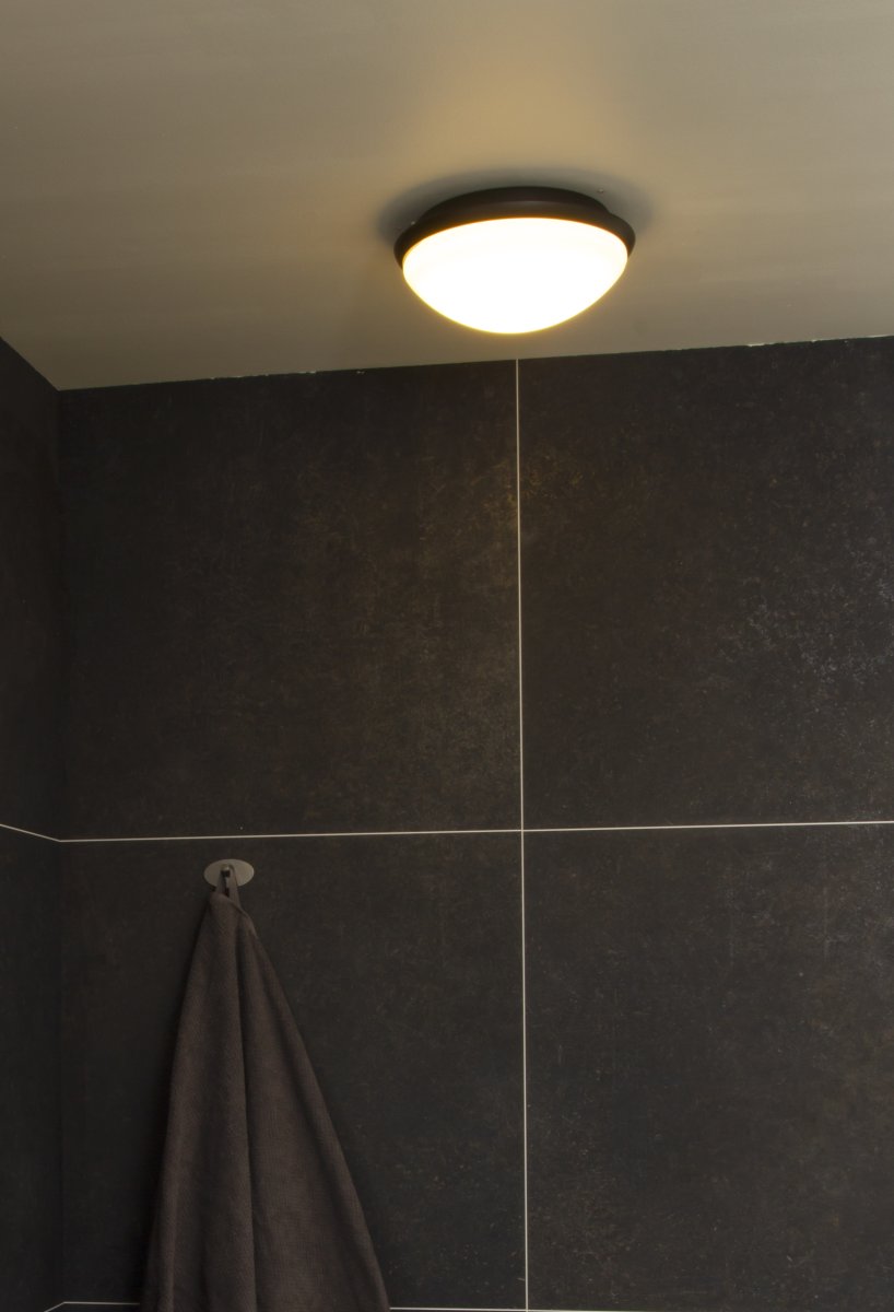 Siracusa Ø25 Hvit baderomslampe Fra Aneta Lighting - Lampen monteres med skruer i tak og strømtilkobling med fast montering.