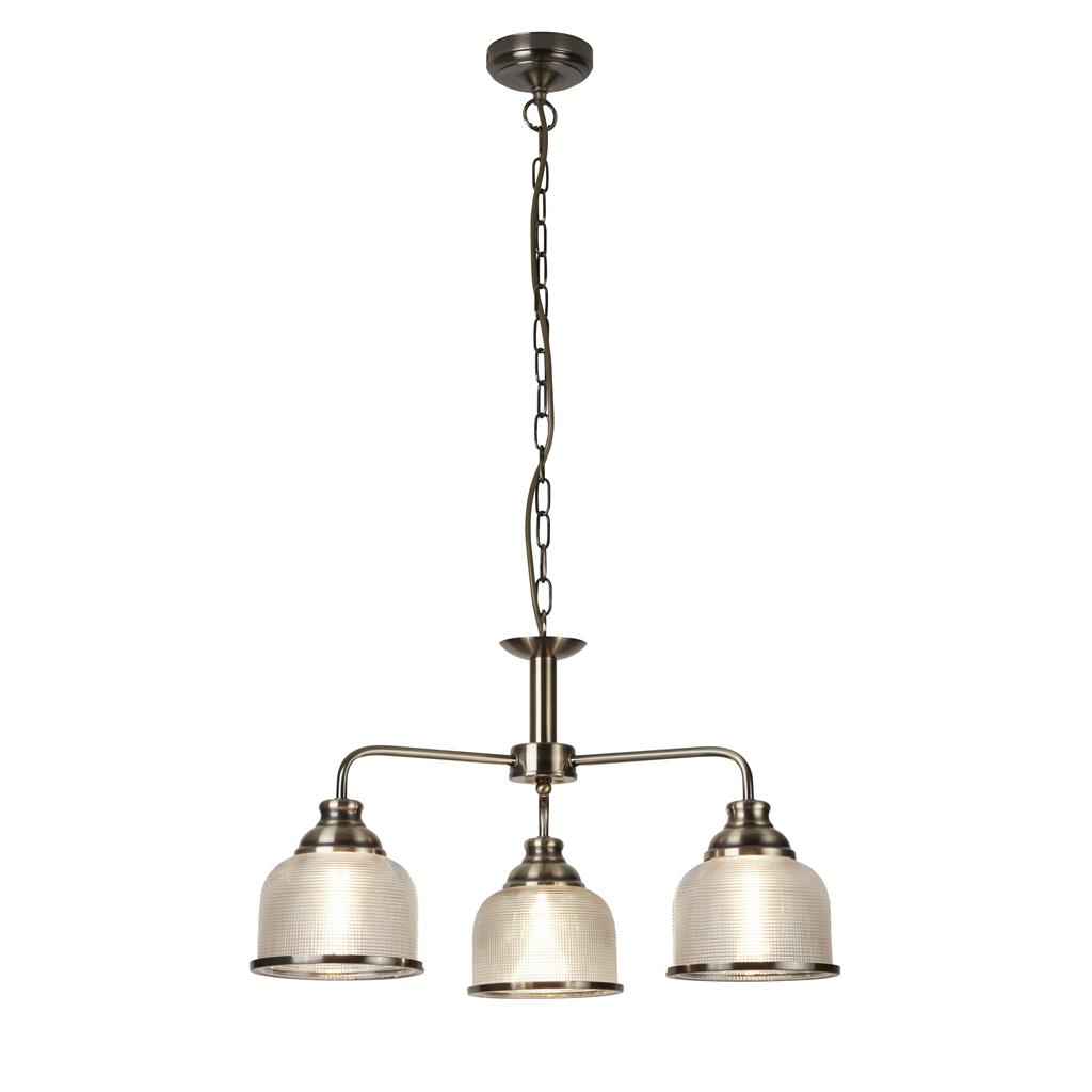 Bistro Ø56 Antikk messing Taklampe Fra Searchlight - Med sine tre ribbede glassskjermer i klassisk holofanstil og antikk messingfargede detaljer kombinerer den det beste av tradisjon og modernitet.