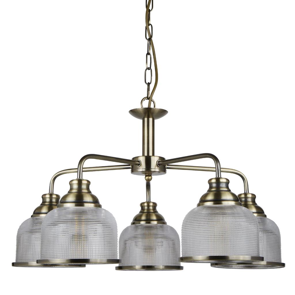 Bistro Ø58 Antikk messing Taklampe Fra Searchlight - Med sine fem ribbede glassskjermer i klassisk holofanstil og antikk messingfargede detaljer kombinerer den det beste av tradisjon og modernitet.