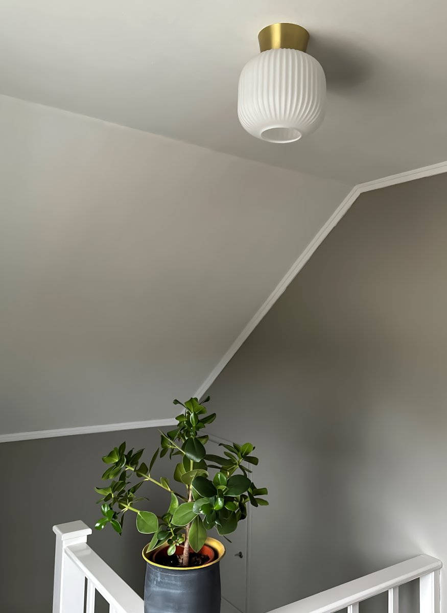 Vanja Ø20 Messing/Hvit plafond Fra Aneta Lighting - Vanja er en liten og elegant taklampe som passer perfekt i mindre rom som ganger, kjøkken eller soverom.