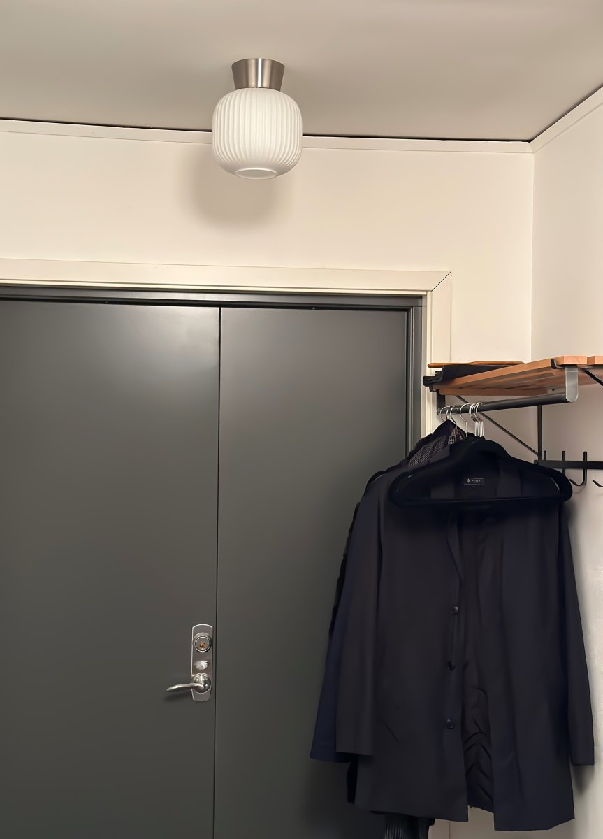 Vanja Ø20 Stål/Hvit plafond Fra Aneta Lighting - Vanja plafond er en liten og stilig taklampe som passer perfekt i mindre rom som ganger, kjøkken eller soverom.
