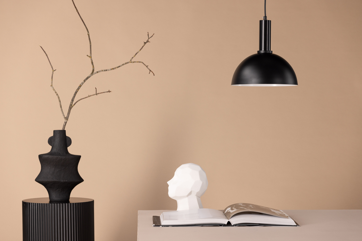 Narbonne Ø25 Svart Taklampe Fra Venture Design - Med Narbonne taklampe f&aring;r du en tidl&oslash;s og klassisk lampe som passer inn i de fleste rom.