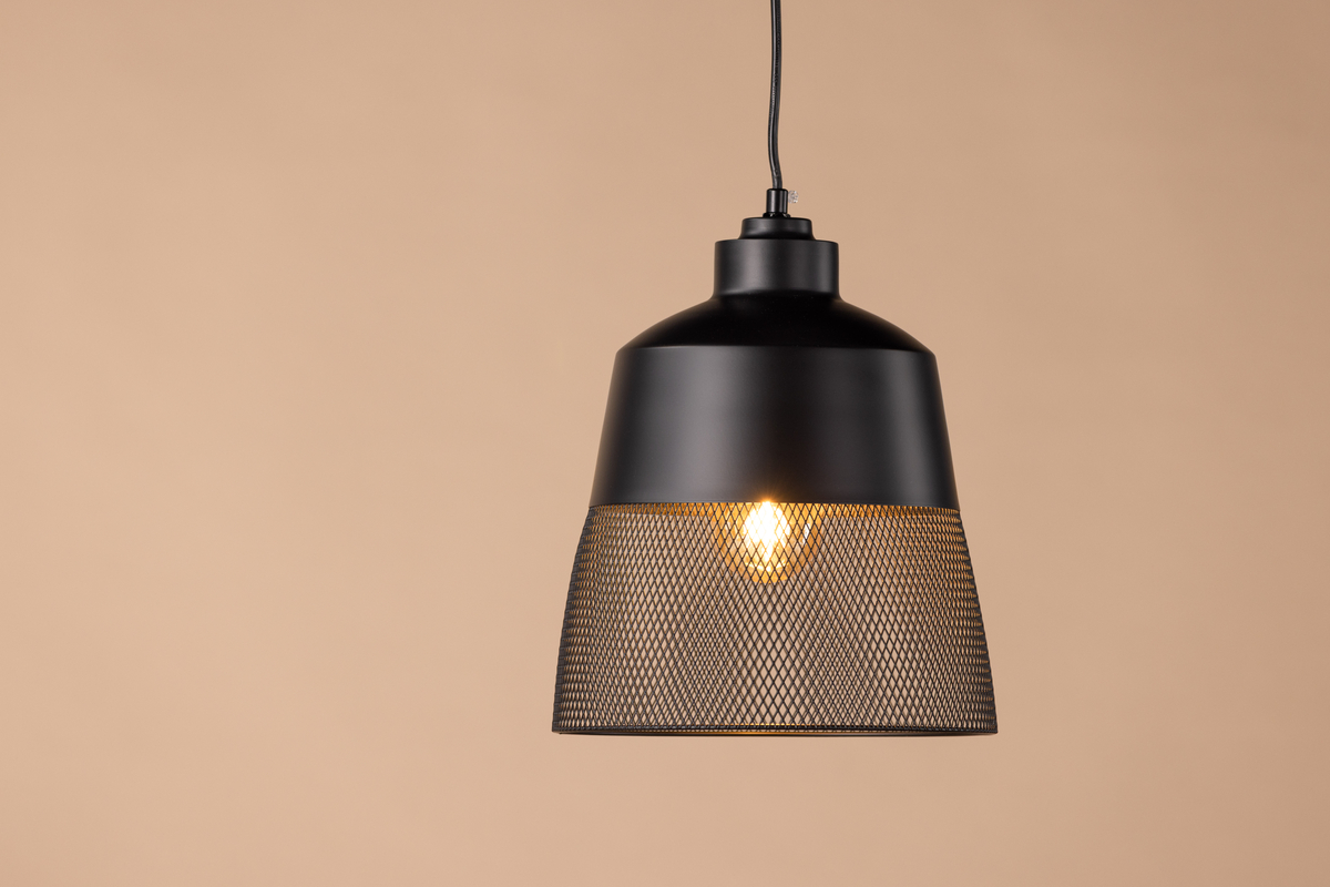 Toulon Ø24 Svart Taklampe Fra Venture Design - Den mattsvarte jernfoten skaper et stilig uttrykk, og den nedre delen av lampeskjermen har et fint nettingm&oslash;nster som gj&oslash;r lampen unik og skaper et behagelig lys i hele rommet.