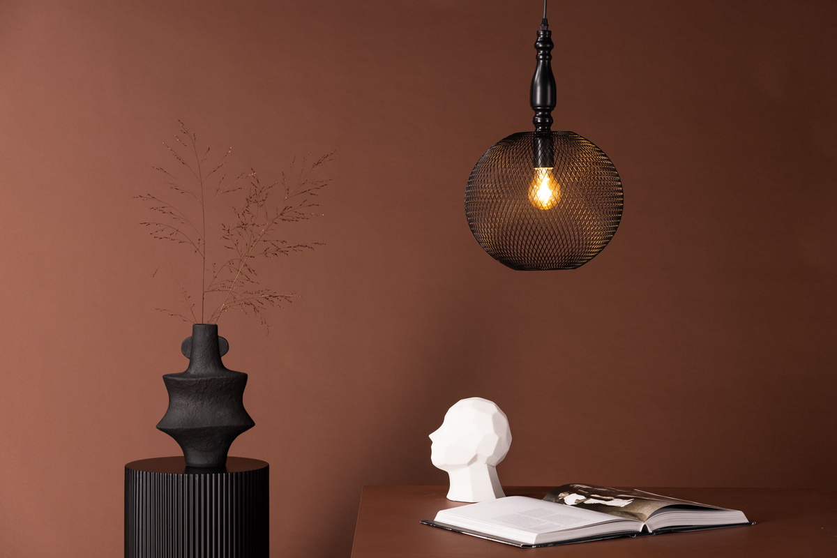 Valence Ø30 Svart Taklampe Fra Venture Design - Lampen har en dekorativ st&aring;lramme og en rund lampeskjerm i et nettingm&oslash;nster som demper lyset litt.