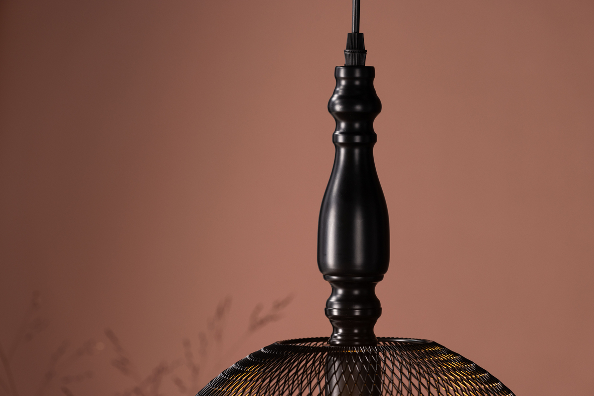 Valence Ø30 Svart Taklampe Fra Venture Design - Lampen har en dekorativ st&aring;lramme og en rund lampeskjerm i et nettingm&oslash;nster som demper lyset litt.