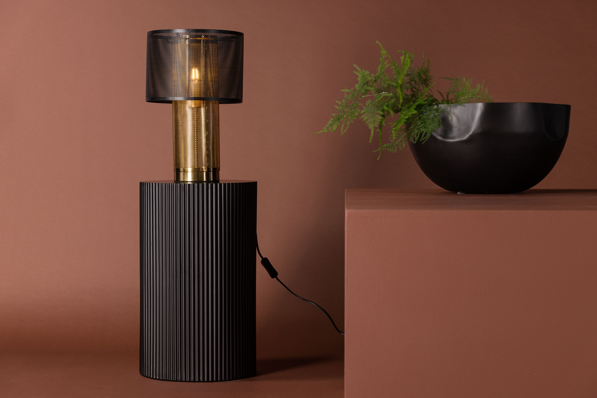 Gap 40cm Gull bordlampe Fra Venture Design - Denne lampen er b&aring;de en praktisk lampe med et behagelig lys og en viktig del av interi&oslash;ret.