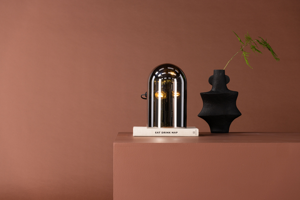 Quentin 32cm Røykfarget bordlampe Fra Venture Design - Denne trendy lampen er enkel &aring; matche med annen interi&oslash;rdesign, og den kompakte st&oslash;rrelsen gj&oslash;r det mulig &aring; plassere den selv p&aring; de trangeste stedene, helst p&aring; en hylle.