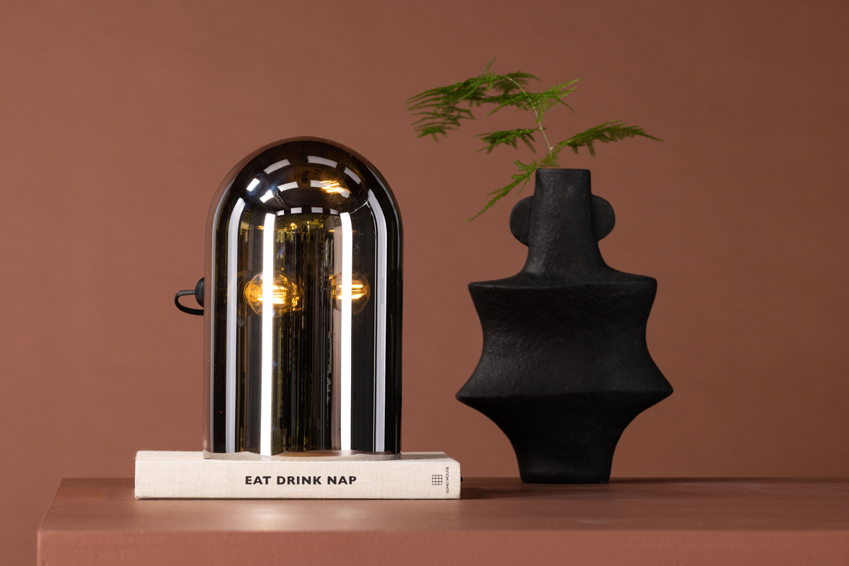 Quentin 32cm Røykfarget bordlampe Fra Venture Design - Denne trendy lampen er enkel &aring; matche med annen interi&oslash;rdesign, og den kompakte st&oslash;rrelsen gj&oslash;r det mulig &aring; plassere den selv p&aring; de trangeste stedene, helst p&aring; en hylle.