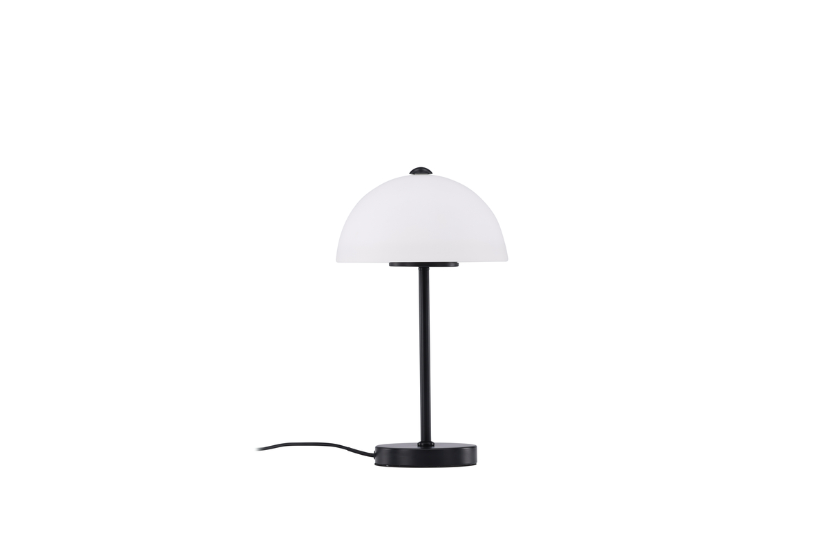 Ferrand 42cm Svart bordlampe Fra Venture Design - Lampen har et nordisk design med en stilig lampefot i svart jern og en hvit lampeskjerm i glass.