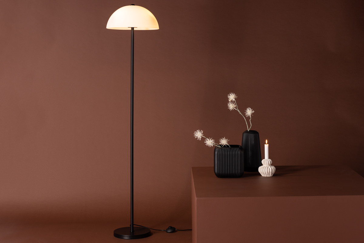 Ferrand Svart gulvlampe Fra Venture Design - Lampen har et nordisk design med en stilig lampefot i svart jern og en hvit lampeskjerm i glass.