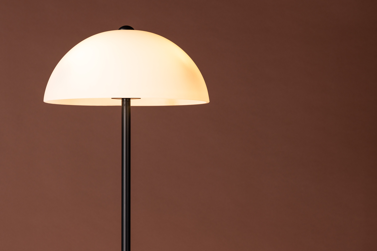 Ferrand Svart gulvlampe Fra Venture Design - Lampen har et nordisk design med en stilig lampefot i svart jern og en hvit lampeskjerm i glass.