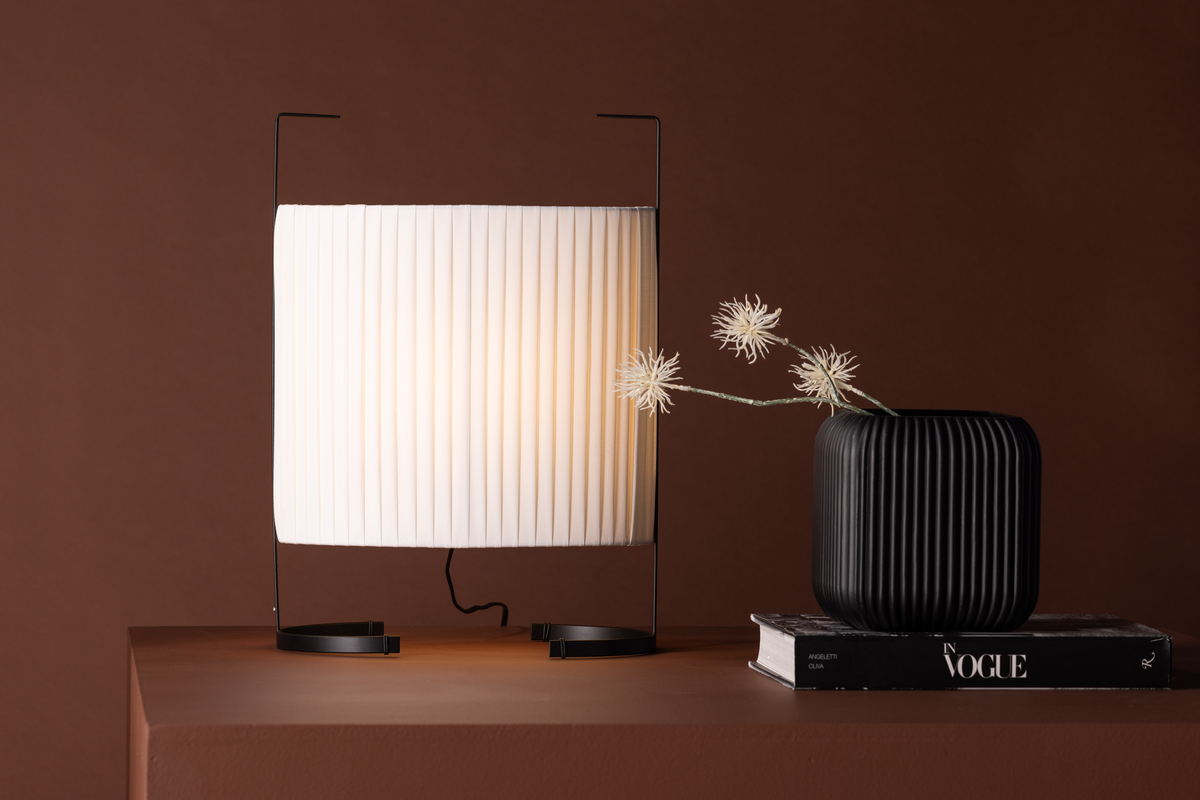 Rennes 48cm Off-white bordlampe Fra Venture Design - Plasser den i et m&oslash;rkt hj&oslash;rne i gangen eller stuen og l&oslash;ft hyggefaktoren til neste niv&aring;!