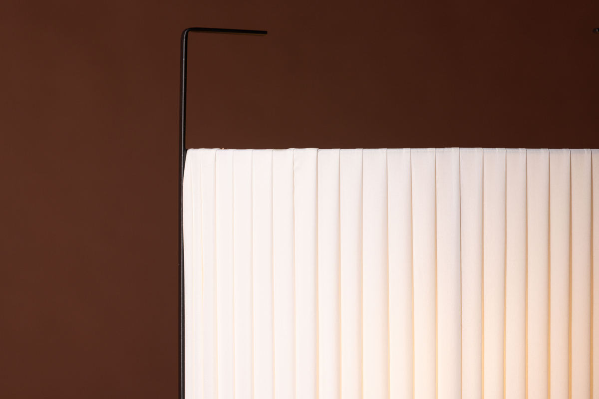 Rennes 48cm Off-white bordlampe Fra Venture Design - Plasser den i et m&oslash;rkt hj&oslash;rne i gangen eller stuen og l&oslash;ft hyggefaktoren til neste niv&aring;!