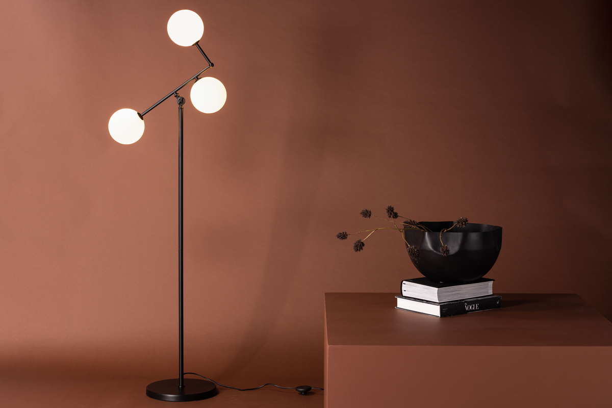 Marsan Svart gulvlampe Fra Venture Design - Lampen passer inn i de fleste hjem og interi&oslash;rstiler og vil t&aring;le tidens tann.