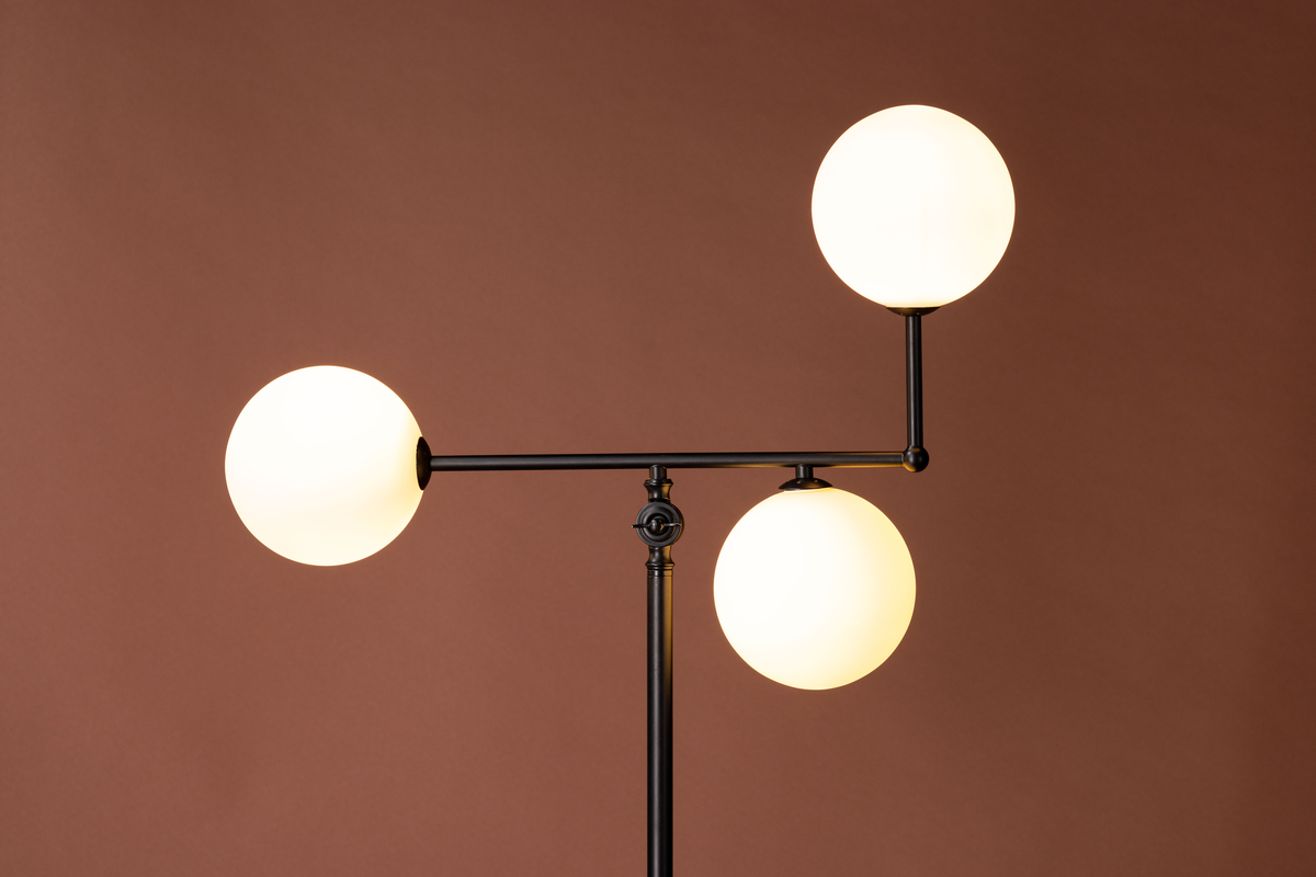 Marsan Svart gulvlampe Fra Venture Design - Lampen passer inn i de fleste hjem og interi&oslash;rstiler og vil t&aring;le tidens tann.