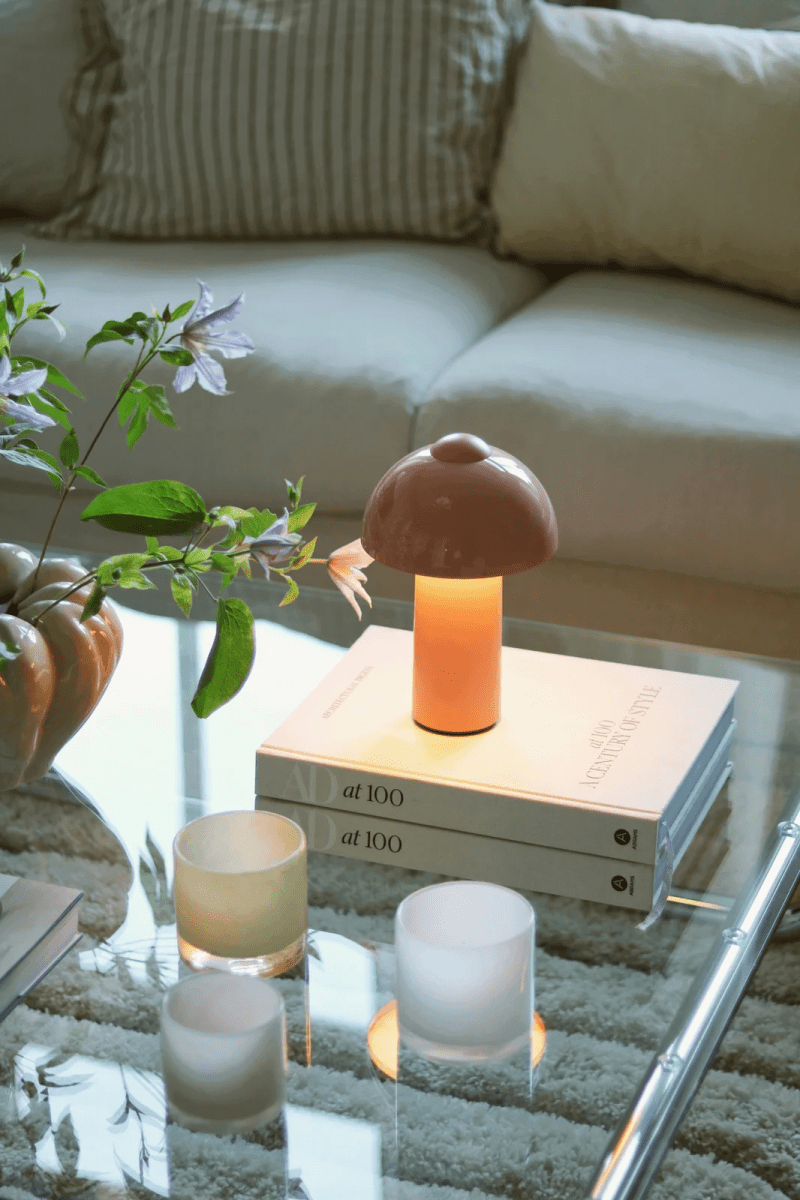 Buddy 25cm Rosa bærbar Fra Globen Lighting - Den er IP44-klassifisert og er derfor ideell for b&aring;de innend&oslash;rs og utend&oslash;rs bruk, men b&oslash;r oppbevares innend&oslash;rs n&aring;r den ikke er i bruk.