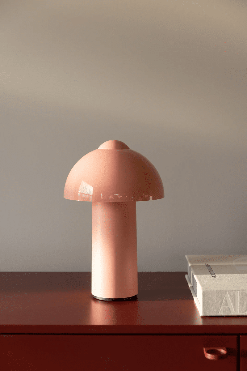 Buddy 25cm Rosa bærbar Fra Globen Lighting - Den er IP44-klassifisert og er derfor ideell for b&aring;de innend&oslash;rs og utend&oslash;rs bruk, men b&oslash;r oppbevares innend&oslash;rs n&aring;r den ikke er i bruk.