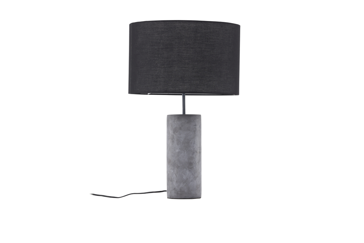 Nancy 63cm Grå bordlampe Fra Venture Design - Lampen har et moderne design med en base i gr&aring; betong og en lampeskjerm i svart linstoff.