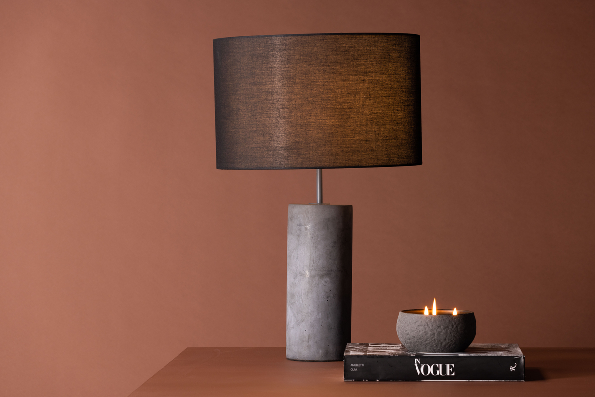 Nancy 63cm Grå bordlampe Fra Venture Design - Lampen har et moderne design med en base i gr&aring; betong og en lampeskjerm i svart linstoff.