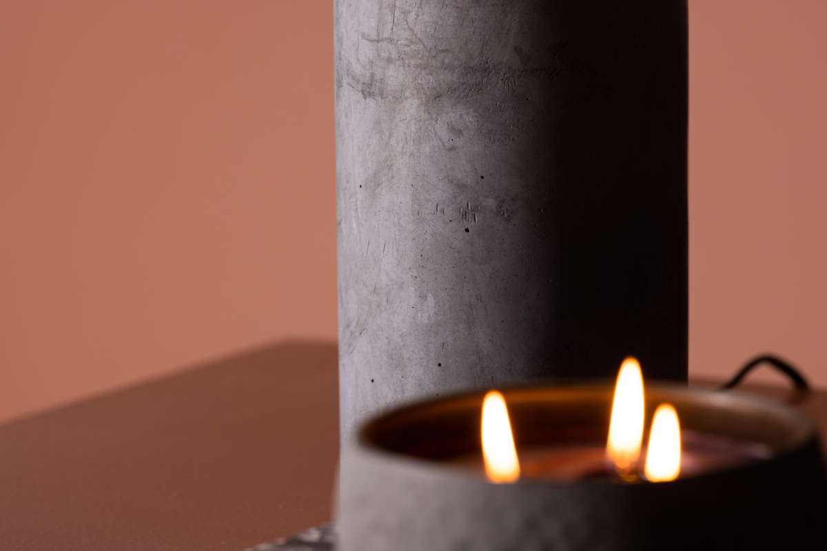 Nancy 63cm Grå bordlampe Fra Venture Design - Lampen har et moderne design med en base i gr&aring; betong og en lampeskjerm i svart linstoff.