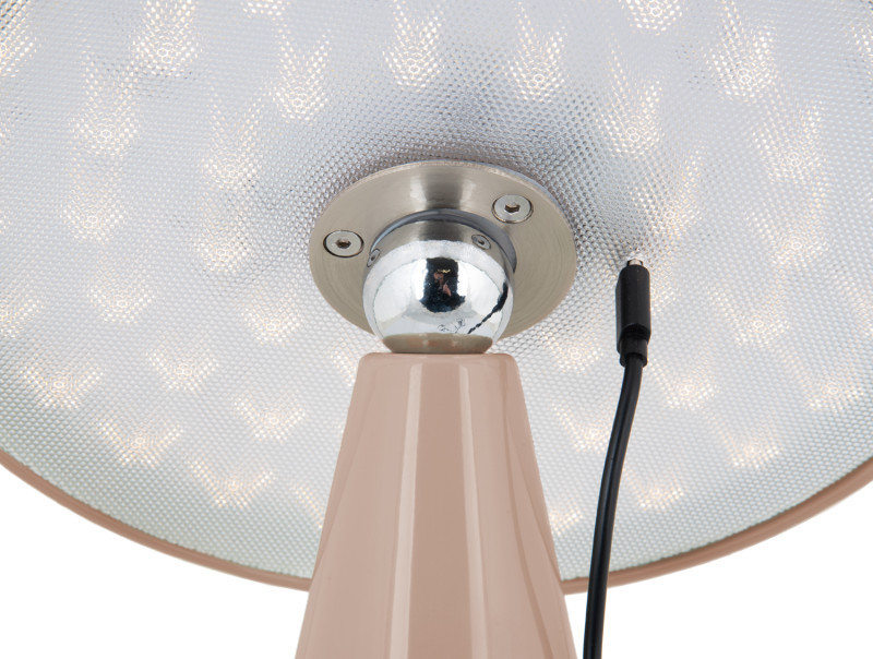 Phoebe LED 26cm Brun bærbar Fra Leitmotiv - Phoebe er en stilig og moderne oppladbar bordlampe som vil forbedre ethvert rom.