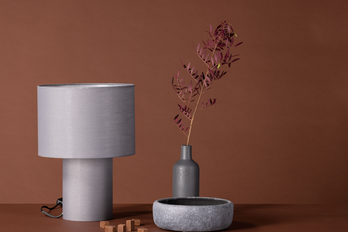 Etenio 33cm Grå bordlampe Fra Venture Design - Lampefoten og lampeskjermen er helt trukket med et vakkert gr&aring;tt linstoff som gir rommet en myk f&oslash;lelse.