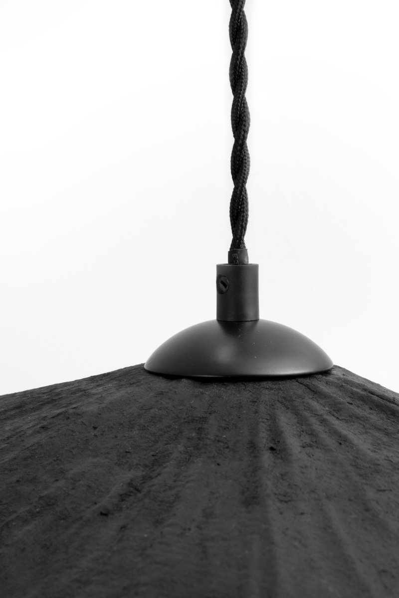 Tropez Ø82 Svart Taklampe Fra Globen Lighting - Denne lampen er h&aring;ndlaget i papir, noe som betyr at den kan variere i form fra v&aring;re produktbilder, hver lampe er unik.