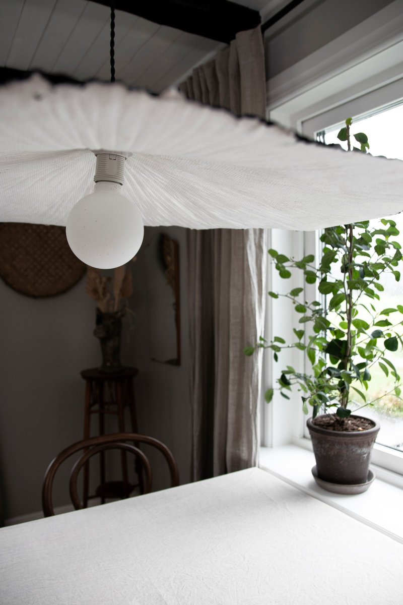 Tropez Ø82 Svart Taklampe Fra Globen Lighting - Denne lampen er h&aring;ndlaget i papir, noe som betyr at den kan variere i form fra v&aring;re produktbilder, hver lampe er unik.