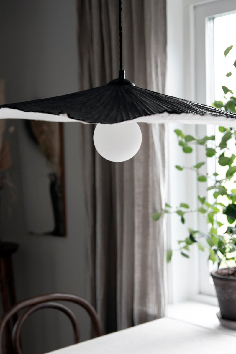 Tropez Ø82 Svart Taklampe Fra Globen Lighting - Denne lampen er h&aring;ndlaget i papir, noe som betyr at den kan variere i form fra v&aring;re produktbilder, hver lampe er unik.
