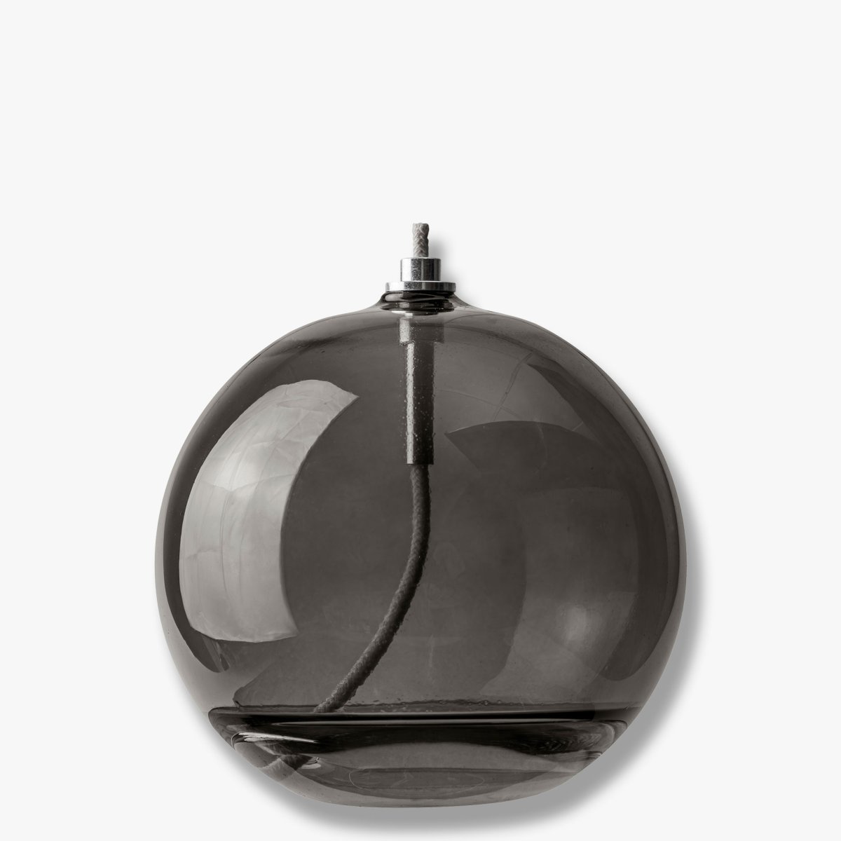 Oljelampe Aura Stor Røykfarget Fra Mette Ditmer - Dess eleganta design och r&ouml;kf&auml;rgade glas sprider ett mjukt, varmt ljus som ger en lugn och mysig k&auml;nsla.