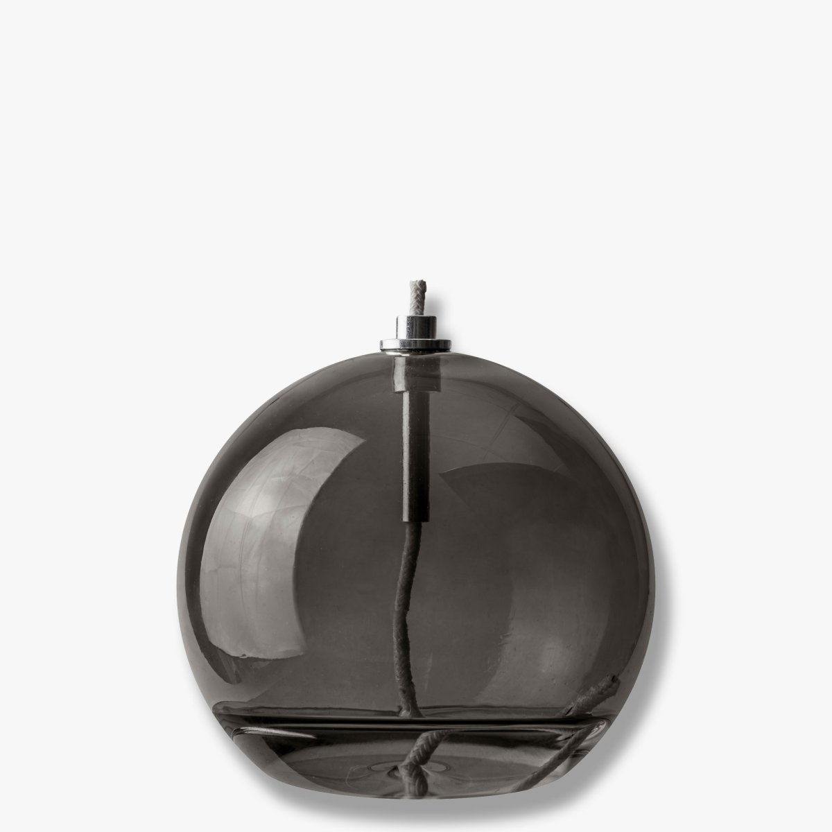 Oljelampa Aura Medium Røykfarget Fra Mette Ditmer - Dess eleganta design och r&ouml;kf&auml;rgade glas sprider ett mjukt, varmt ljus som ger en lugn och mysig k&auml;nsla.