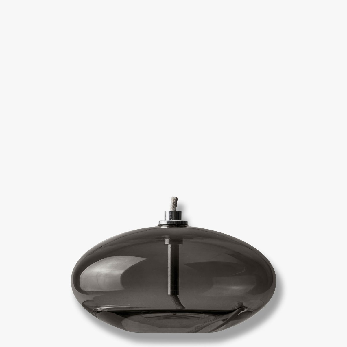 Oljelampa Aura Liten Røykfarget Fra Mette Ditmer - Dess eleganta design och r&ouml;kf&auml;rgade glas sprider ett mjukt, varmt ljus som ger en lugn och mysig k&auml;nsla.