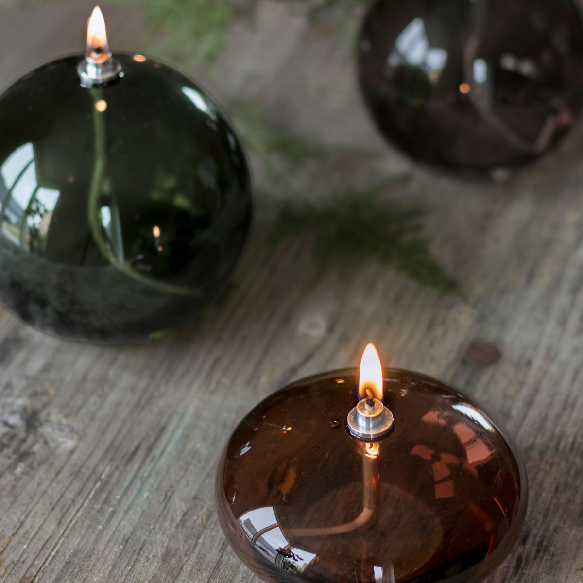 Oljelampa Aura Liten Brun Fra Mette Ditmer - Den djupa bruna f&auml;rgen ger en st&auml;mningsfull k&auml;nsla, och n&auml;r l&aring;gan t&auml;nds sprider lampan ett mjukt, varmt ljus som skapar en avkopplande atmosf&auml;r.